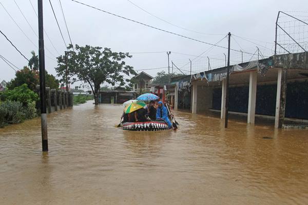 Ilustrasi banjir, anggota Batalyon Marinir Pertahanan Pangkalan (Yonmarhanlan) II Padang, mengevakuasi warga yang terdampak banjir di Kelurahan Rawang, Padang Selatan, Padang, Sumatera Barat, Kamis (31/5). - Antara