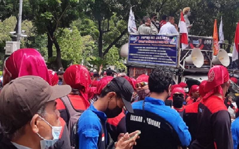 Buruh dari Federasi Serikat Pekerja Metal Indonesia (FSPMI) melakukan demonstrasi di depan gedung Balai Kota DKI Jakarta, Senin (29/11/2021). JIBI - Bisnis/Rahmad Fauzan