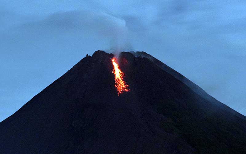 Gunung Merapi mengeluarkan lava pijar yang terlihat dari rnTunggularum, Wonokerto, Turi, Sleman, D.I Yogyakarta, Rabu (7/1/2021). Balai Penyelidikan dan Pengembangan Teknologi Kebencanaan Geologi (BPPTKG) D.I Yogyakarta mencatat pada periode pengamatan Kamis (7/1) pukul 18:00-24:00 WIB Gunung Merapi mengalami guguran lava pijar sebanyak 10 kali dengan jarak luncur maksimum 800 meter ke arah Kali Krasak. ANTARA FOTO - Andreas Fitri Atmoko
