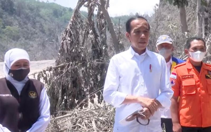 Presiden Joko Widodo (Jokowi) meninjau lokasi terdampak erupsi Gunung Semeru di Kabupaten Lumajang, Jawa Timur pada Selasa, 7 Desember 2021 / Youtube Setpres