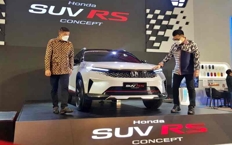Presiden Direktur HSC Ang Hoey Tiong (kiri) dan Marketing and After Sales Service Director HSC, Wendy Miharja (kanan) saat memamerkan mobil konsep SUV RS di ajang GIIAS Surabaya 2021, Rabu (8/12 - 2021).