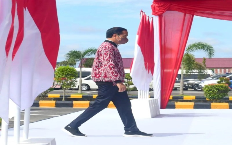 Presiden Jokowi mengenakan jaket bermotif Dayak saat berkunjung ke Kabupaten Sintang, Kalimantan Barat. - Tangkapan layar @jokowi