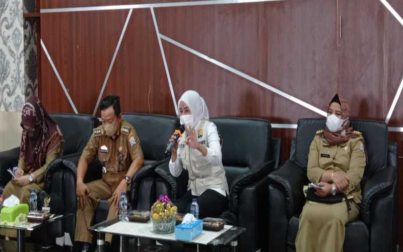 Wakil Wali Kota Palembang Fitrianti Agustinda (kedua dari kanan) menyampaikan capaian vaksinasi Covid-19 di Kota Palembang.  - Istimewa