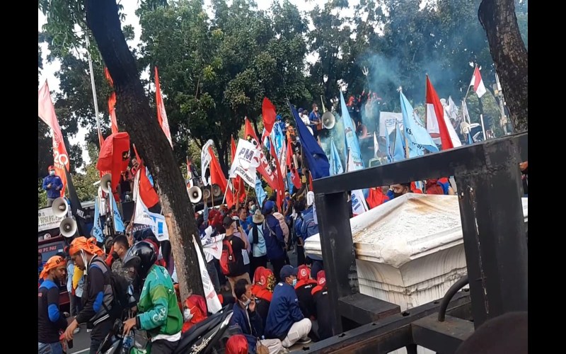 Sejumlah organisasi buruh saat sedang berunjuk rasa di depan Balai Kota Jakarta, Rabu (8/12/2021). - JIBI/Rahmad Fauzan