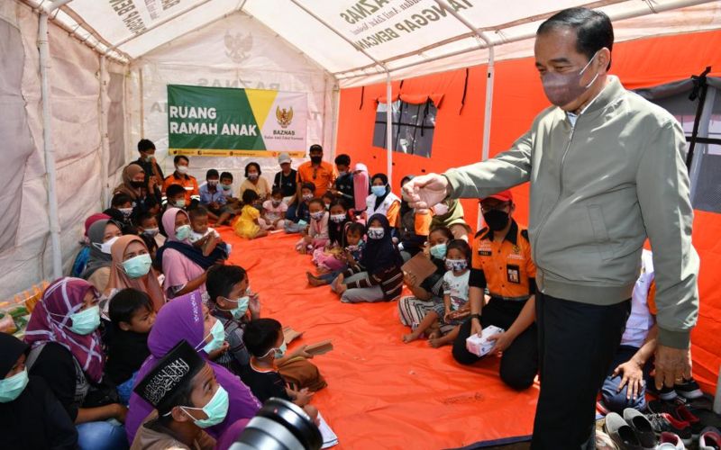 Presiden Jokowi meninjau posko pengungsian yang terletak di Lapangan Desa Sumberwuluh, Kecamatan Candipuro, Lumajang, Jatim, Selasa (7/12/2021) - BPMI Setpres - Laily Rachev.
