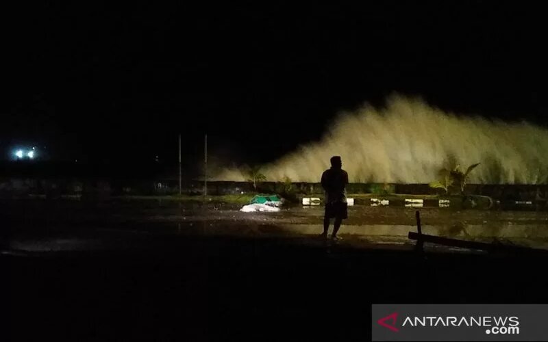 Gelombang tinggi menghantam teluk Tahuna, Kabupaten Sangihe, Selasa (7/12) malam. - Antara/Jerusalem Mendalora