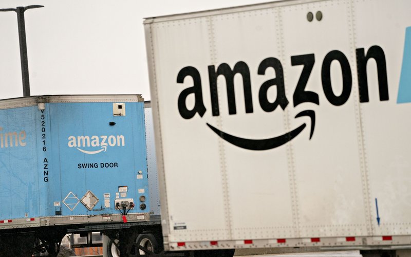Truk Amazon di fasilitas Fullfillment Center di Baltimore, AS -  Bloomberg/Andrew Harrer