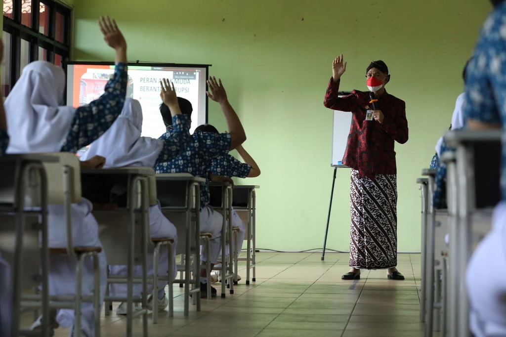 Keterangan foto: Ganjar Pranowo pada pelantikan agen antikorupsi di Aula SMA 15 Semarang, Kamis (9 - 12). 