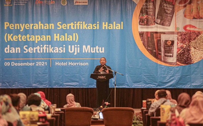 Wakil Wali Kota Bandung Yana Mulyana pada acara pemberian sertifikasi halal dan uji mutu.