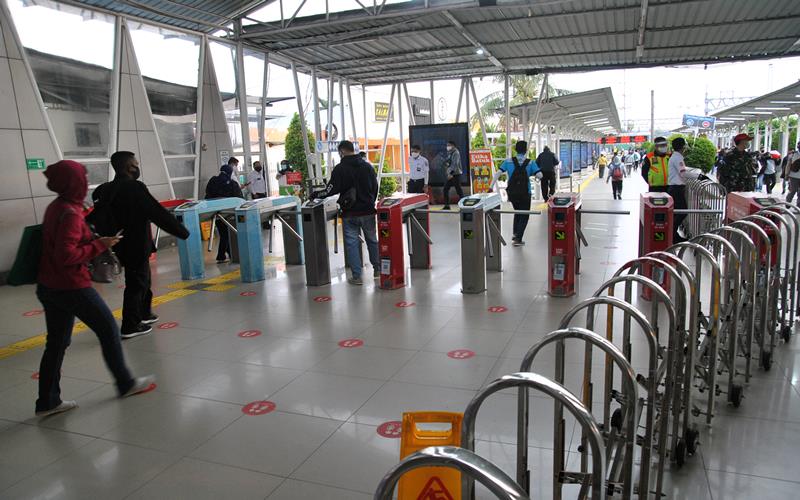 Sejumlah calon penumpang KRL Commuter Line memasuki gerbang tiket elektronik di Stasiun Bogor, Jawa Barat, Senin (14/9/2020).  - Antara Foto/Arif Firmansyah