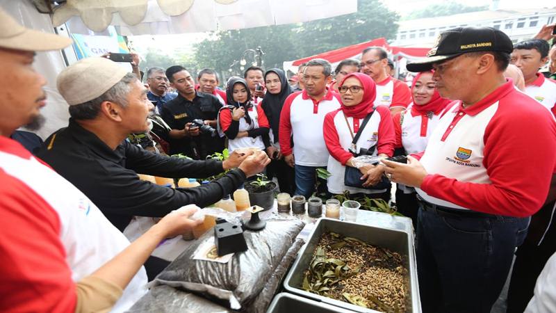 Wali Kota Bandung Oded Muhammad Danial mencangangkan Bulan Bhakti Gotong Royong Masyarakat (BBGRM) XVI, Sabtu (27/4/2019). JIBI/Bisnis - Dea Andriyawan
