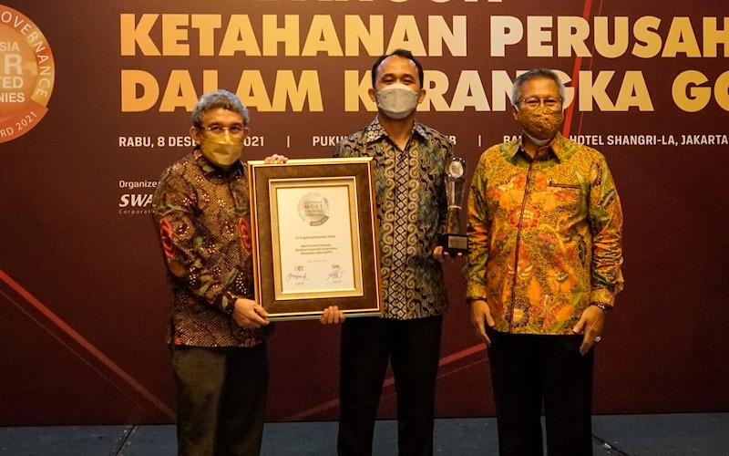 PKT meraih predikat tertinggi sebagai Perusahaan Sangat Terpercaya (The Most Trusted Company) yang diterima SVP Pengembangan PKT Dormatua Siahaan, dari Chairman IICG Gendut Suprayitno didampingi Chief Editor of SWA Kemal E. Gani, di Ballroom Hotel Shangri-la Jakarta, pada Rabu (8/12). - JIBI/Istimewa