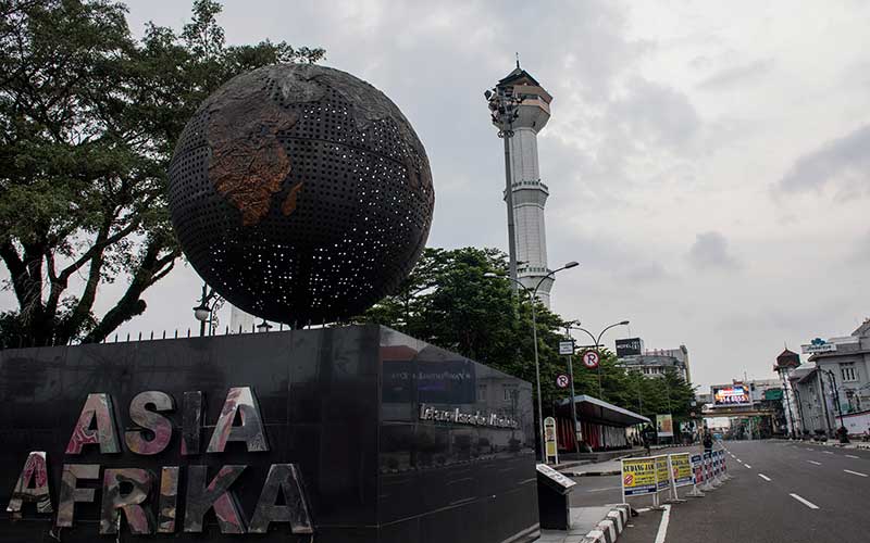 Suasana alun-alun kota Bandung saat Pembatasan Sosial Berskala Besar (PSBB) di Bandung, Jawa Barat, Sabtu (18/4/2020). ANTARA FOTO - M Agung Rajasa