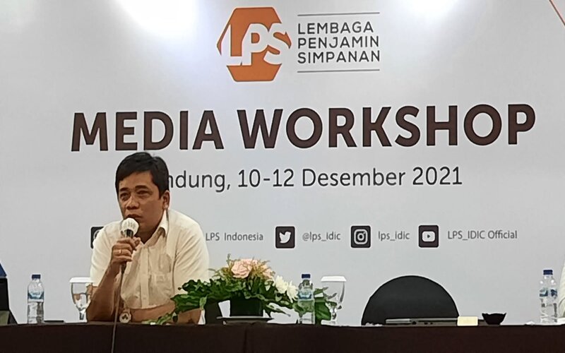 Direktur Group Sistem Informasi LPS Monang Siringoringo menjelaskan sistem informasi baru Single Customer View (SCV) dalam Media Workshop di Bandung, Jumat (10/12/2021) -  Bisnis/Hadijah Alaydrus