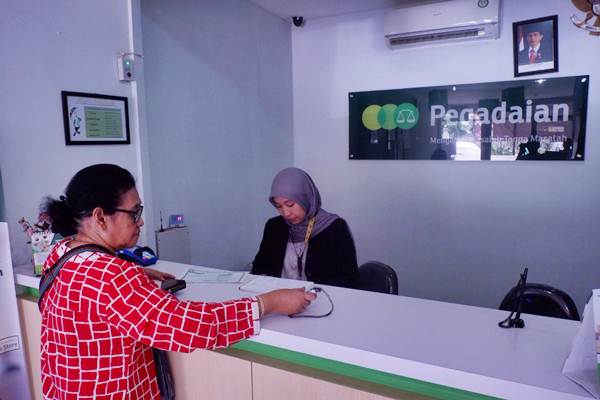 Karyawan melayani nasabah di kantor cabang PT Pegadaian, di Jakarta, Kamis (3/1/2019). - Bisnis/Nurul Hidayat