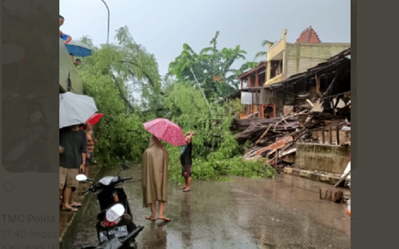 Tangkapan layar - Pohon tumbang di Jl. Kalimalang Jaktim sebelum pertigaan Curug samping pintu Tol Becakayu, Jakarta Timur. JIBI - Bisnis/Nancy Junita @TMCPoldaMetroJaya