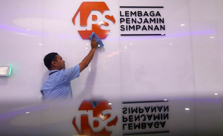 Petugas membersihkan logo Lembaga Penjamin Simpanan (LPS) di Jakarta, Selasa (23/4/2019). - Bisnis/Abdullah Azzam