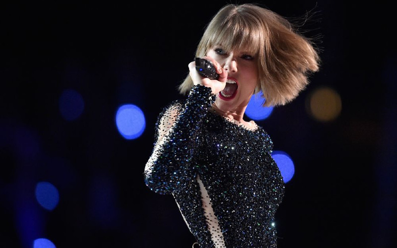 Taylor Swift tampil di ajang Grammy Awards 2016.  - Bloomberg/Kevork Djansezian