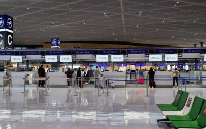 Orang-orang melakukan check in di area check in keberangkatan internasional Bandar Udara Narita di Tokyo, Jepang, pada 30 November 2021. - Antara