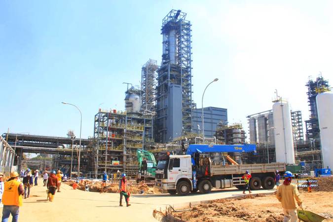 Pekerja beraktivitas di proyek pembangunan pabrik Polyethylene (PE) baru berkapasitas 400.000 ton per tahun di kompleks petrokimia terpadu PT Chandra Asri Petrochemical Tbk (CAP), Cilegon, Banten, Selasa, (18/6/2019). - Bisnis/Triawanda Tirta Aditya