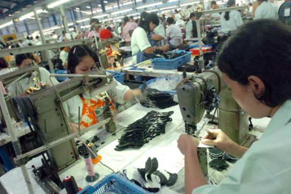 Pekerja pabrik menyelesaikan proses produksi sepatu.  - Ilustrasi/Bisnis.com/WD
