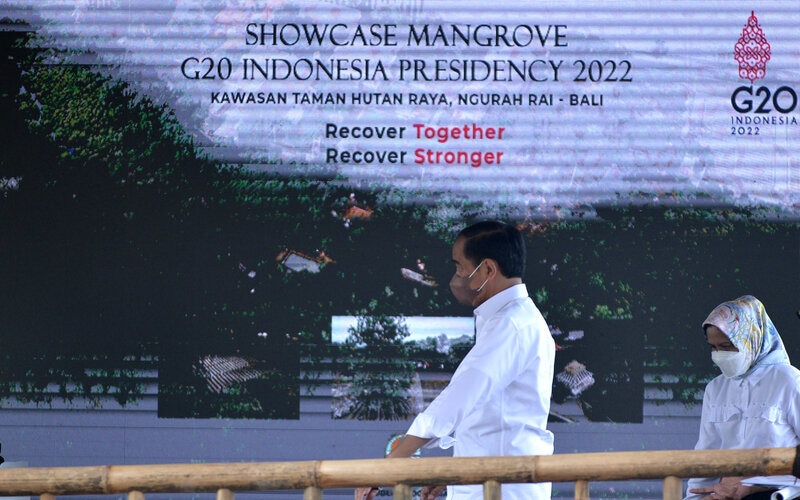 Presiden Joko Widodo (kiri) didampingi Ibu Negara Iriana Jokowi (kanan) melakukan kunjungan ke kawasan Taman Hutan Raya Ngurah Rai, Denpasar, Bali, Kamis (2/12/2021). - Antara/Fikri Yusuf.