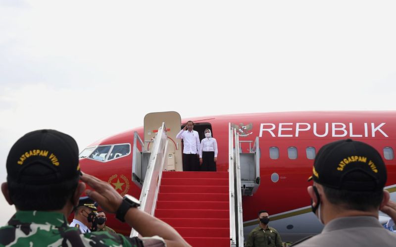 Presiden Jokowi beserta Ibu Negara Iriana Joko Widodo saat bertolak menuju Provinsi Jawa Tengah, Selasa (14/12/2021) - BPMI Setpres - Rusman.