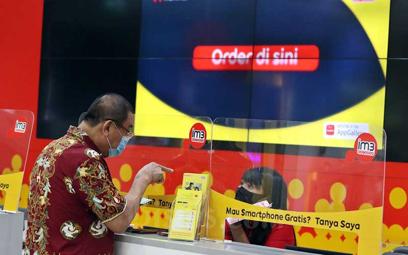 Karyawan melayani pelanggan di gerai Indosat Ooredoo, Jakarta, Rabu (16/9/2020). Bisnis - Eusebio Chrysnamurti