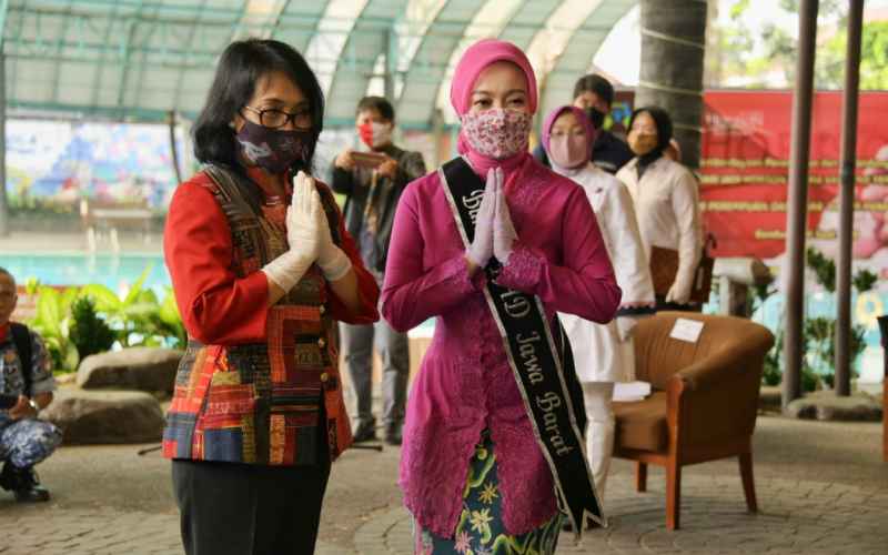 Istri Gubernur Jawa Barat Atalia Praratya membantah menutupi kasus pemerkosaan 12 santriwati di Bandung dan menjelaskan bahwa Forum Anak Jawa Barat fokus pada korban - humas.jabarprov.go.id.