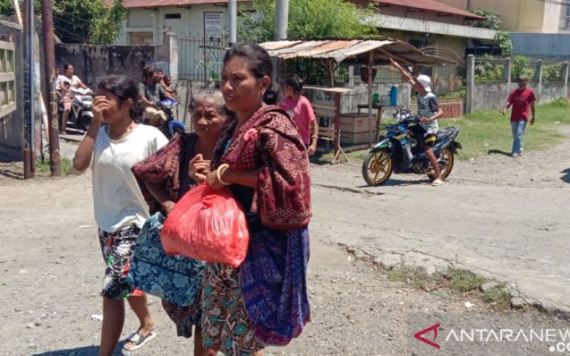 Sejumlah warga di Kota Larantuka, Kabupaten Flores Timur, Provinsi Nusa Tenggara Timur (NTT), Selasa (14/12/2021) berlarian saat gempa 7,5 magn itudo terjadi di Laut Flores. - Antara/Aty