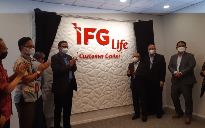 Direksi IFG Life meresmikan Customer Center di Gedung Graha Niaga, Jakarta, Rabu (24/11/2021) - Denis Riantiza M
