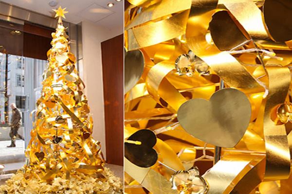 Pohon Natal terbuat dari emas dijual di Ginza, Tokyo Jepang - rare delights 