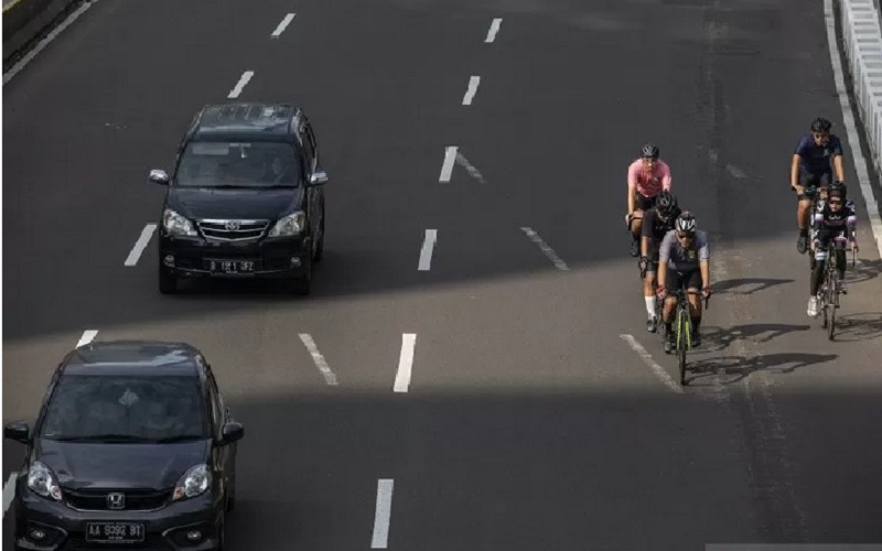 Pesepeda memacu kecepatan saat melintas di Jalan Jenderal Sudirman, Jakarta, Minggu (30/5/2021). - Antara