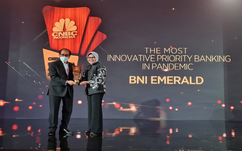 Komisaris Transmedia Ishadi SK menyerahkan penghargaan secara langsung kepada Direktur Bisnis Konsumer BNICorina Leyla Karnaliesdi Ballroom The Langham, Jakarta, Selasa (14/12 - 2021).
