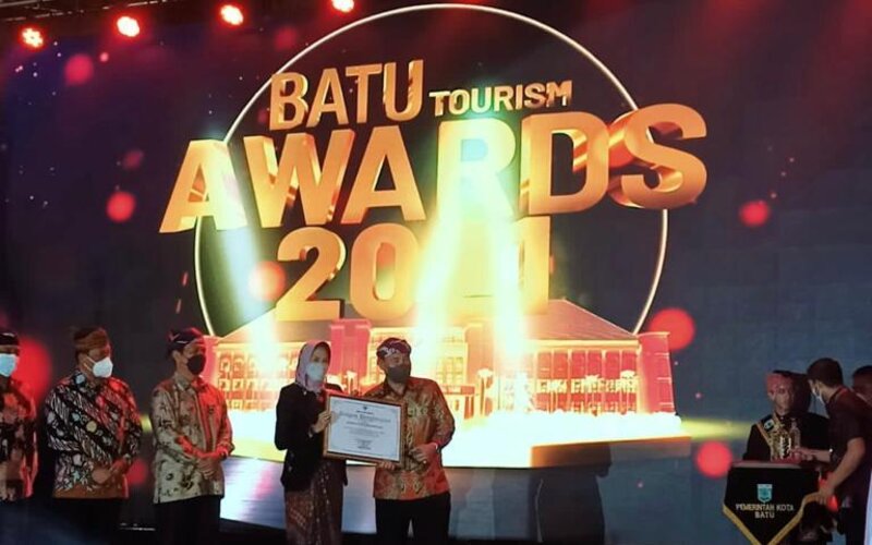 Wali Kota Batu, Dewanti Rumpoko, menyerahkan penghargaan kepada Golden Tulip Holland Resort Batu atas konsitensinya dalam menjalankan prokes pada masa pandemi pada ajang 