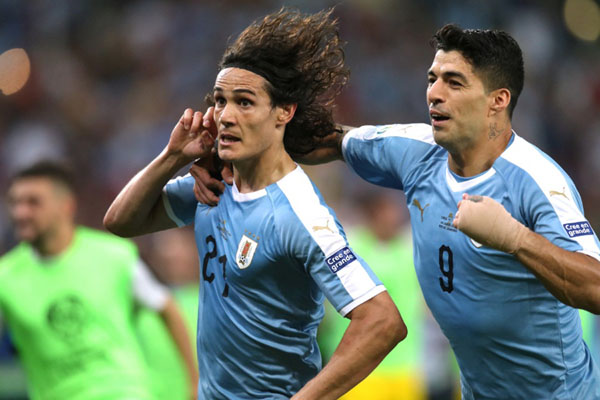 Dua penyerang andalan Timnas Uruguay, Edinson Cavani (kiri) dan Luis Suarez. - Reuters/Ricardo Moraes
