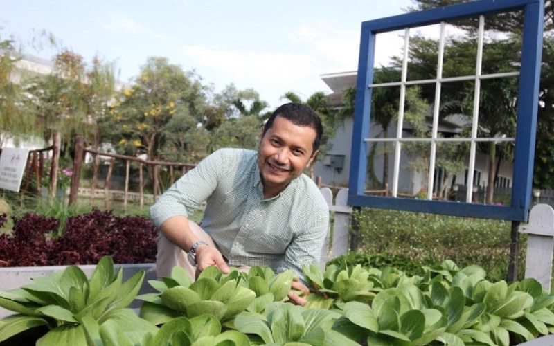 Glenn Pardede Managing Director PT East West Seed Indonesia (EWINDO) saat meninjau area Urban Farming Center yang berlokasi di kantor pusat EWINDO di Purwakarta - istimewa