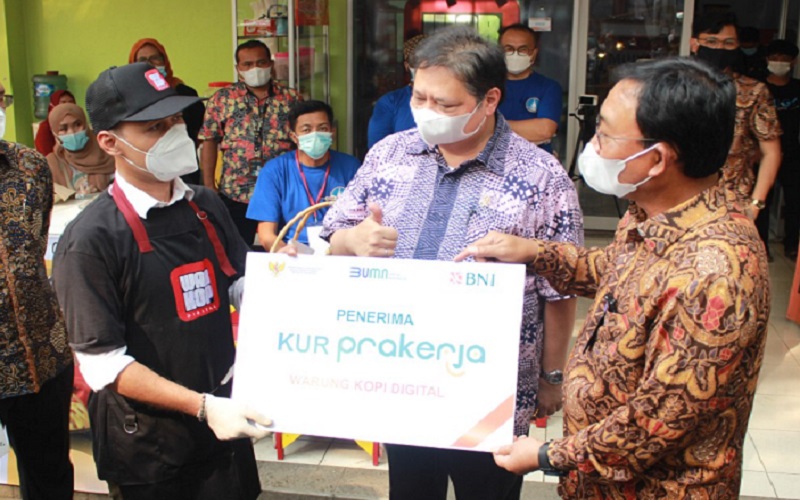 Menko Perekonomian Airlangga Hartanto menemui alumni Kartu Prakerja yang kini menjalankan bisnis Warkop Digital di Bogor, Jawa Barat - Warkop Digital