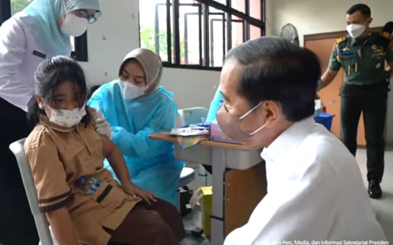Ilustrasi-Presiden Joko Widodo (Jokowi) meninjau langsung kegiatan vaksinasi Covid-19 bagi anak usia 6-11 tahun di Kompleks SDN Cideng, Gambir, Jakarta, Rabu (15/12 - 2021) / Youtube Setpres