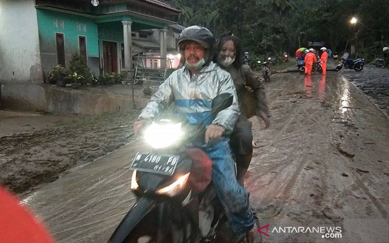 Warga menuju ke tempat pengungsian untuk menghindari dampak hujan abu akibat letusan Gunung Semeru di Desa Sumberwuluh, Candipuro, Lumajang, Jawa Timur, Sabtu (4/12/2021). - Antara/Hermawan.