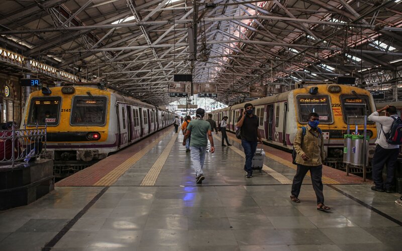 Stasiun kereta api di Mumbai, India -  Bloomberg