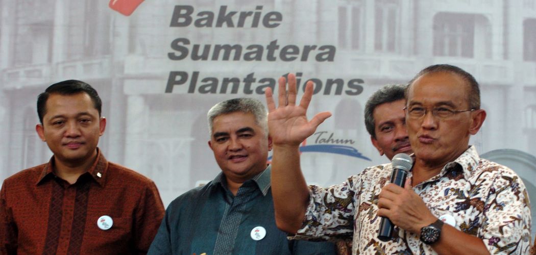 Pengusaha Aburizal Bakrie (pegang mik) berpidato pada puncak peringatan 100 Tahun Bakrie Sumatera Plantations (UNSP) pada 2011. - Antara/Audy Alwi.