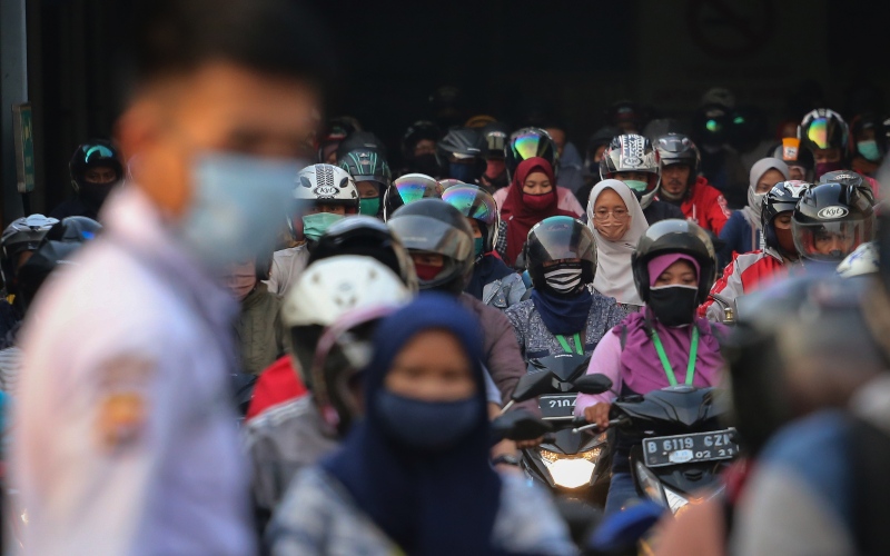 Sejumlah buruh pabrik pulang kerja di kawasan Cikupa, Kabupaten Tangerang, Banten, Jumat (17/4/2020). - ANTARA FOTO/Fauzan