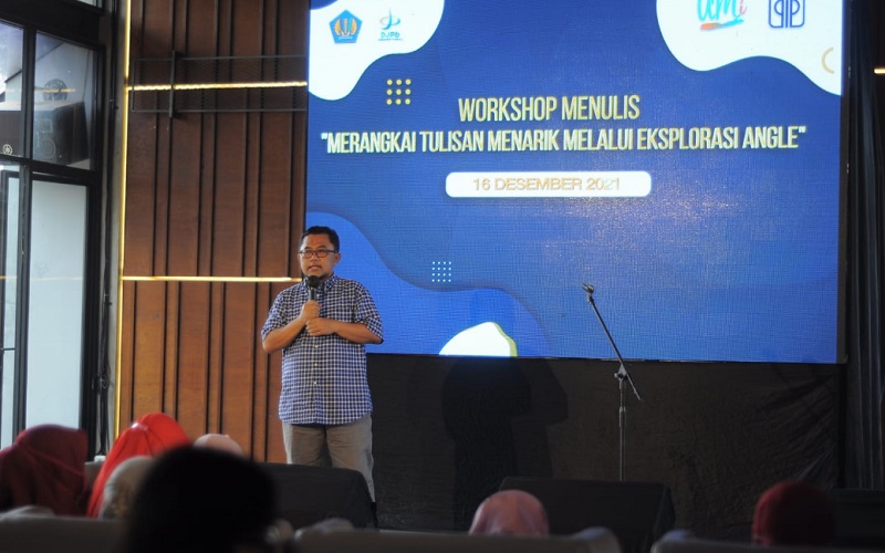 Direktur Pengelolaan Aset Piutang BLU-PIP Mohd Zeki Arifudin membuka workshop menulis bagi mahasiswa dan masyarakat umum yang diselenggarakan secara hybrid di Kalpa Tree Caf Bandung pada Kamis, (16/12 - 2021).