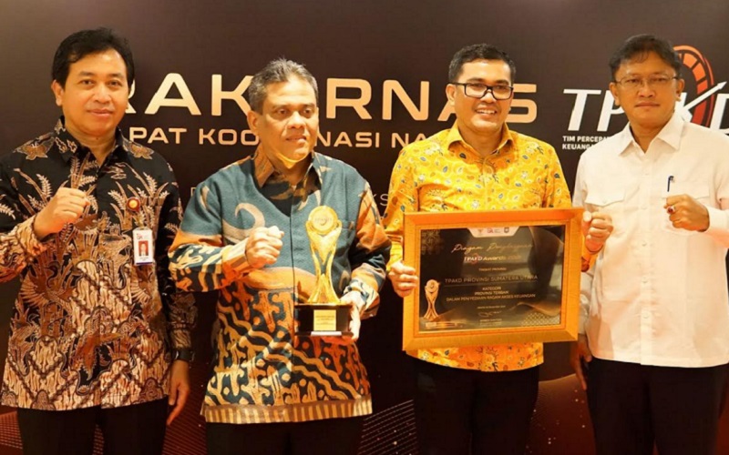 Kepala Biro Perekonomian Sekretariat Daerah Pemprov Sumatra Utara Naslindo Sirait (dua dari kanan) saat mewakili Pemprov Sumatra Utara meraih TPAKD Awards Tahun 2021 dari OJK di Hotel Grand Hyatt Jakarta, Selasa (14/12/2021).  - Istimewa