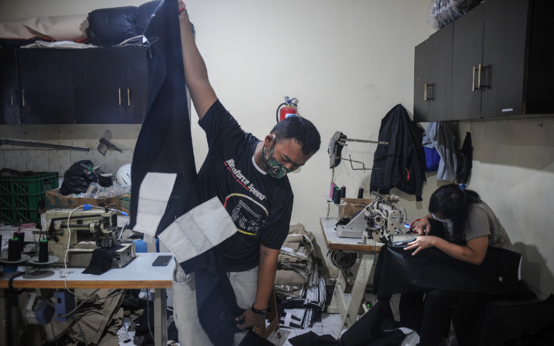 Pekerja menyelesaikan produksi celana di salah satu industri tekstil, Kopo, Kabupaten Bandung, Jawa Barat, Jumat (21/1 - 2021). /ANTARA