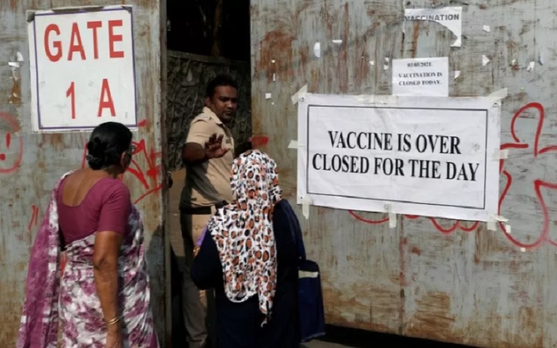Seorang polisi meminta warga yang datang untuk menerima dosis vaksin Covid-19 pergi saat mereka berdiri di luar gerbang pusat vaksinasi yang ditutup akibat ketidaktersediaan pasokan vaksin di Mumbai, India, Senin (3/5/2021). - Antara