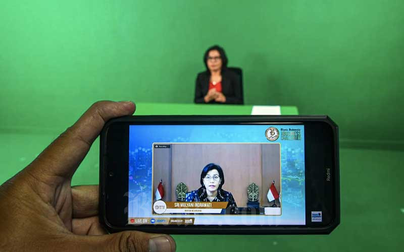 Layar menampilkan Menteri Keuangan Sri Mulyani saat berbicara di acara Bisnis Indonesia Business Challenges 2022 secara virtual di Jakarta, Rabu (15/12/2021). Bisnis - Abdurachman