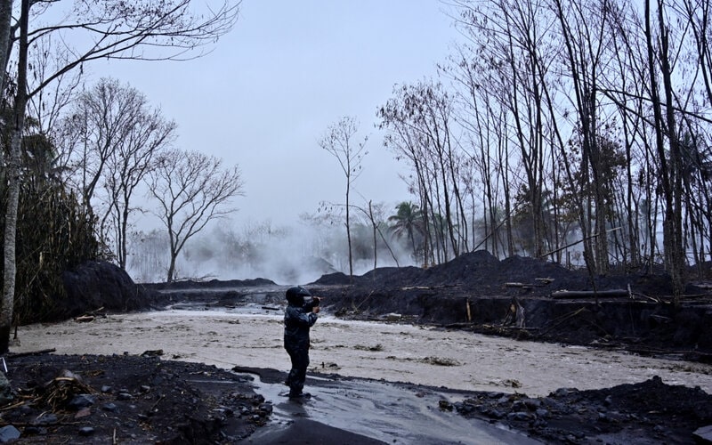 Petugas SAR memantau kondisi banjir lahar hujan Gunung Semeru di Kamar Kajang, Candipuro, Lumajang, Jawa Timur, Kamis (16/12/2021). Erupsi Gunung Semeru pada Kamis (16/12/2021) pukul 09.01 WIB yang disusul hujan deras di daerah itu mengakibatkan banjir lahar hujan menerjang beberapa tempat di wilayah hilir. - Antara/Budi Candra Setya.