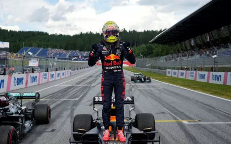Pebalap tim Red Bull Max Verstappen melakukan selebrasi/Antara - Reuters